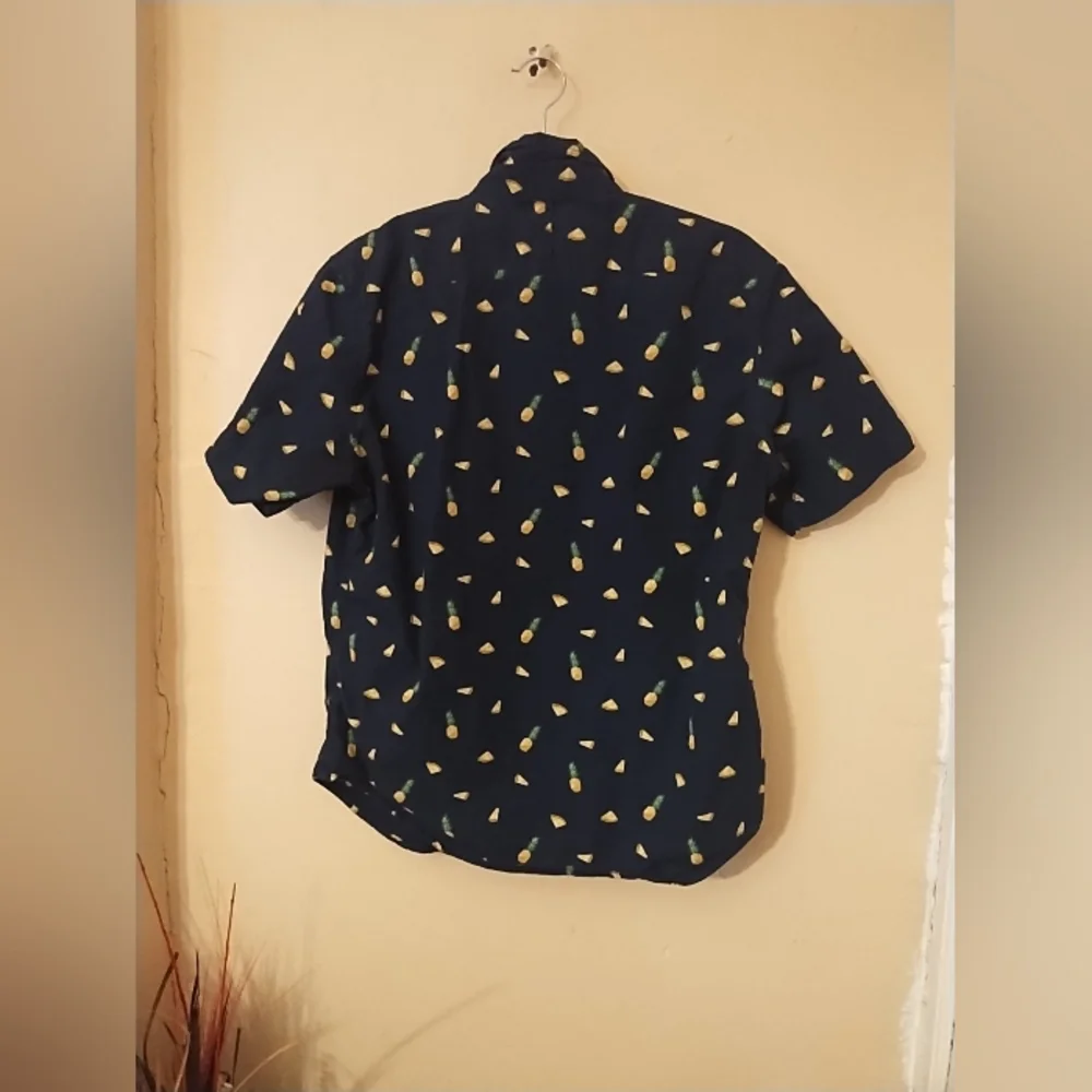Banana Republic Size Medium Novelty Pineapple Print Short Sleeve Button Do shirt